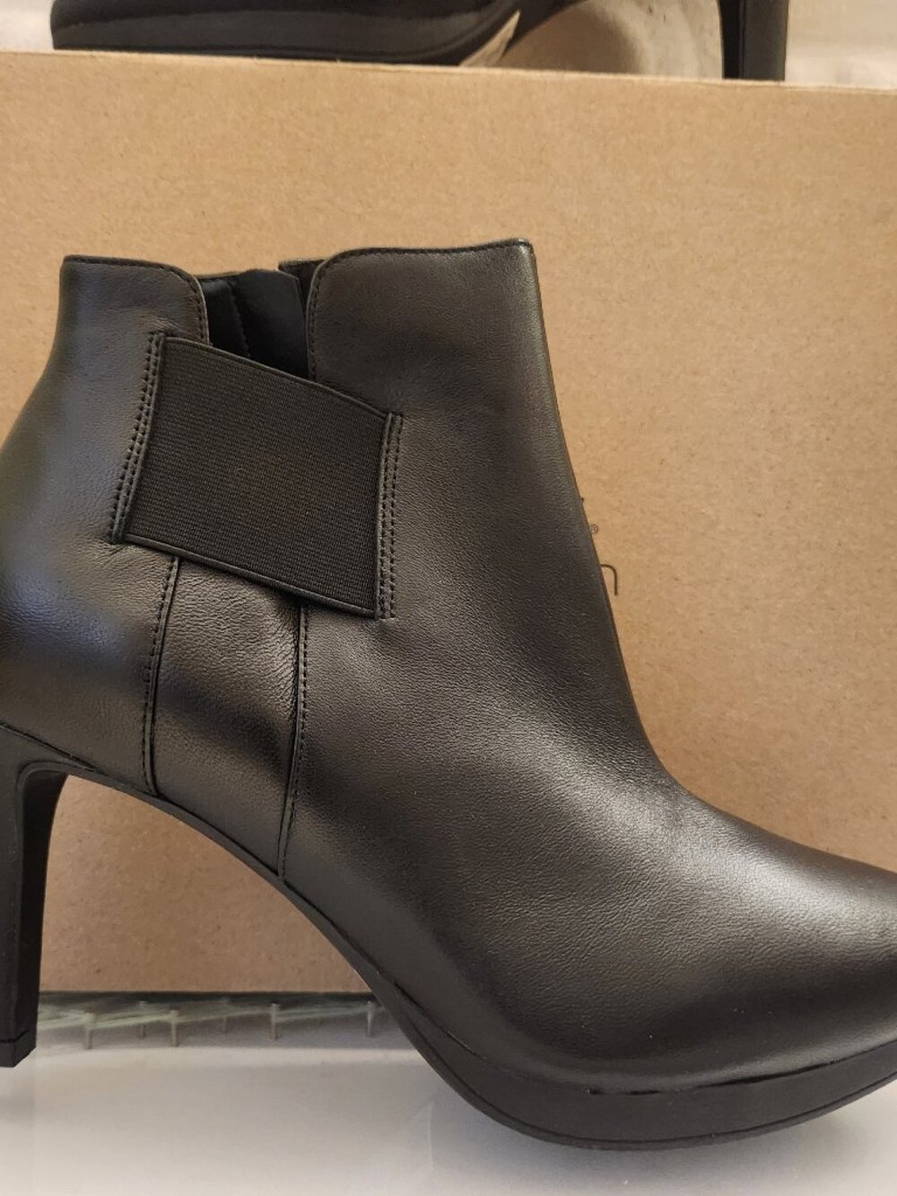 Clarks Amyre Rise Booties. Black Leather. NIB. Size 9